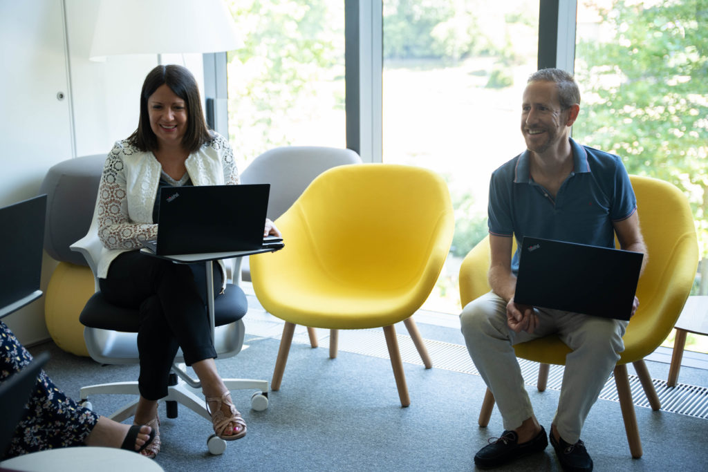 Équipe Bpifrance travaillant sur le contrôle de gestion et le support des achats en salle de réunion.