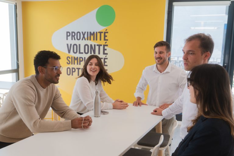 Professionnels Bpifrance travaillant sur des solutions innovantes pour les entreprises