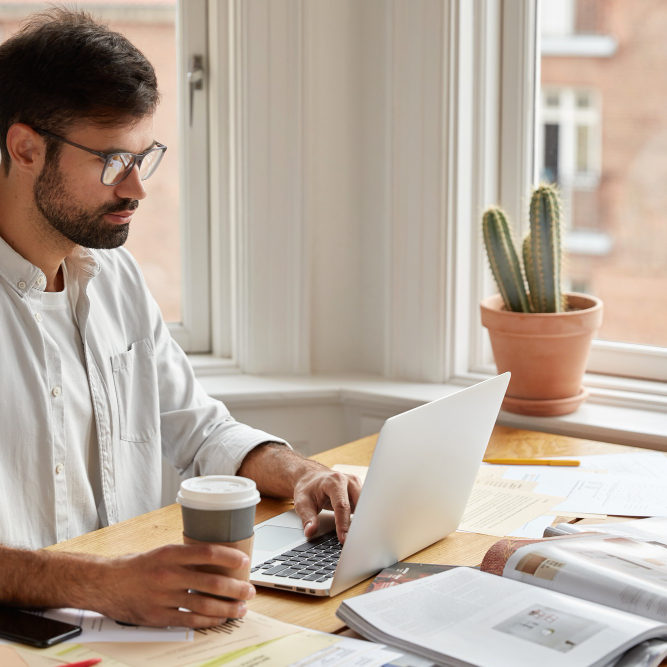 Image Homme Affaires Mal Rase Concentre Regarde Webinaire Important Conference Ligne