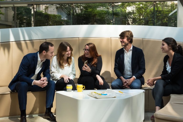 Salle moderne illustrant l’immobilier et l’environnement de travail de Bpifrance